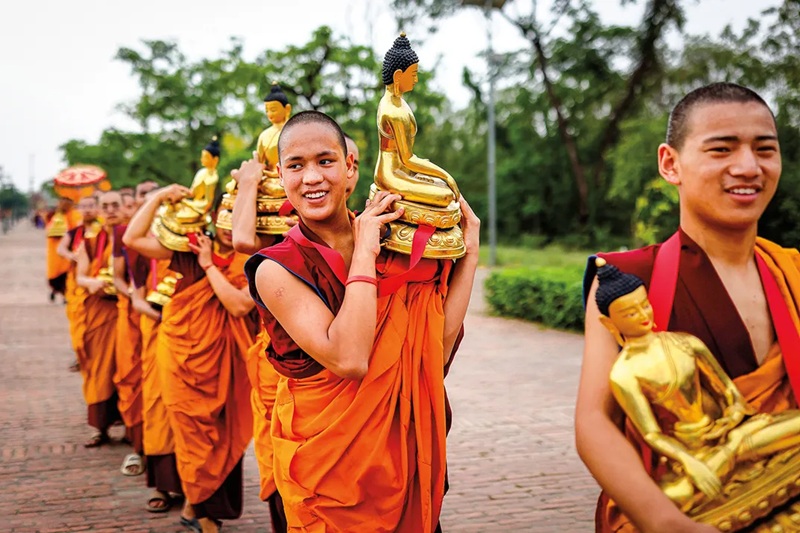 C&aacute;c tăng sĩ Phật gi&aacute;o T&acirc;y Tạng rước tượng Phật qua c&aacute;c tuyến phố. (Ảnh: GMB Akash / Panos Pictures)
