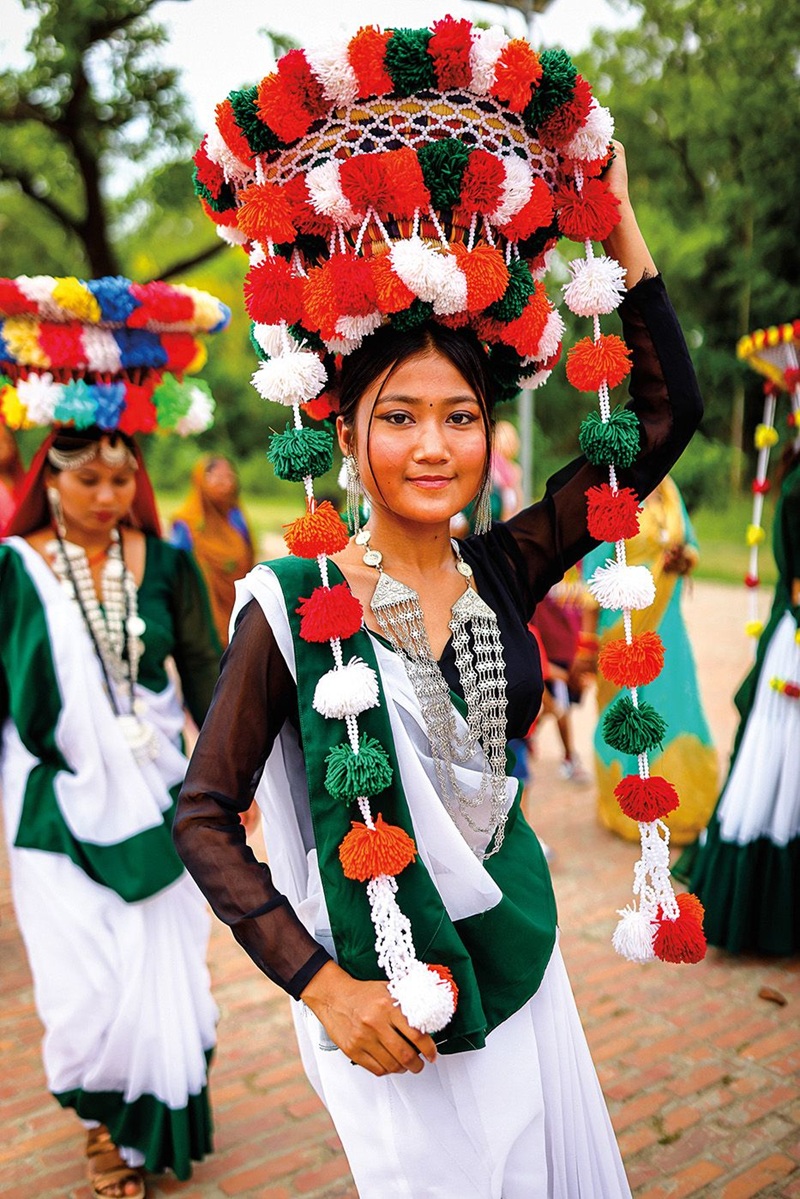 Phụ nữ thuộc cộng đồng Tharu - một sắc tộc chủ yếu theo Ấn Độ gi&aacute;o ở miền nam Nepal v&agrave; miền bắc Ấn Độ - tham gia đo&agrave;n diễu h&agrave;nh mừng ng&agrave;y Đức Phật đản sinh. (Ảnh: GMB Akash / Panos Pictures)