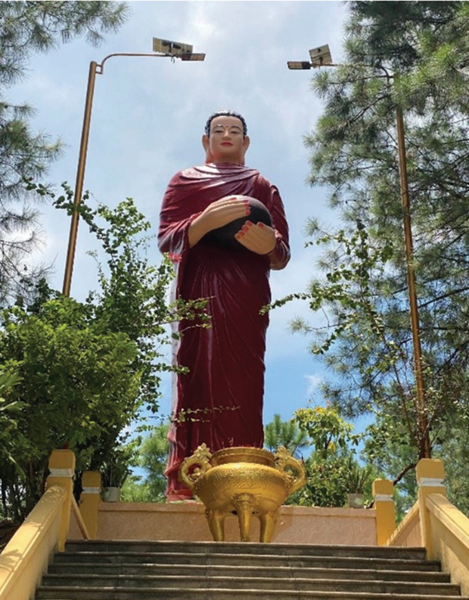 Tượng Đức Thế T&ocirc;n khất thực tại ch&ugrave;a
Thiền L&acirc;m. Ảnh: Hữu Ph&uacute;c