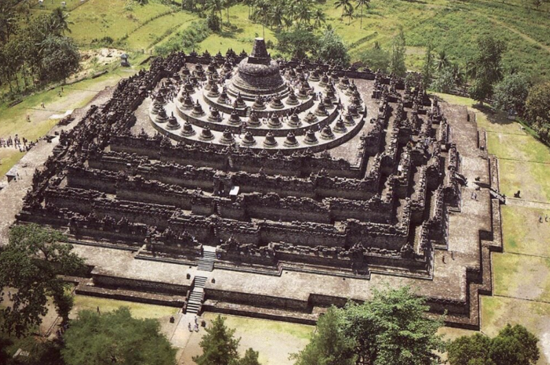 Ảnh chụp từ tr&ecirc;n cao của Borobudur cho thấy cấu tr&uacute;c h&igrave;nh kim tự th&aacute;p v&agrave; bảo th&aacute;p trung t&acirc;m. (Nguồn: wikipedia.org)