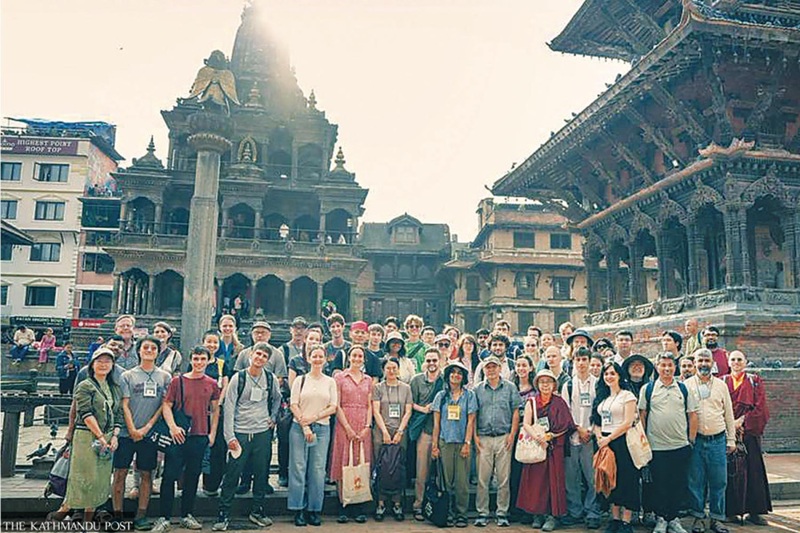 Sinh vi&ecirc;n của Trung t&acirc;m Nghi&ecirc;n cứu Phật học, Đại học Kathmandu, đặt tại Viện Rangjung Yeshe (Bauddha), tham quan v&agrave; nghi&ecirc;n cứu thực địa tại Quảng trường Di sản Patan Durbar.