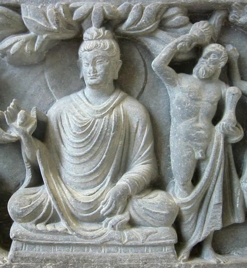 Đức Phật v&agrave; Hộ ph&aacute;p  Vajrapani (Kim Cương Thủ) được khắc họa dựa tr&ecirc;n h&igrave;nh mẫu của &aacute; thần Hercules trong thần thoại Hy Lạp. Nguồn: Wikimedia Commons CC BY-SA 3.0