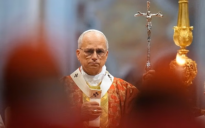 Đức Gi&aacute;o ho&agrave;ng Leo XIV cử h&agrave;nh Th&aacute;nh lễ tại Vương cung th&aacute;nh đường Th&aacute;nh Ph&ecirc;r&ocirc; ở Vatican, thứ Hai, ng&agrave;y 29 th&aacute;ng 6 năm 2026, nơi ng&agrave;i trao &aacute;o cho&agrave;ng pallium cho c&aacute;c tổng gi&aacute;m mục đ&ocirc; th&agrave;nh mới được bổ nhiệm. (Ảnh AP/Alessandra Tarantino)