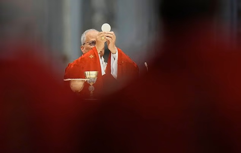 Đức Gi&aacute;o ho&agrave;ng Leo XIV cử h&agrave;nh Th&aacute;nh lễ tại Vương cung th&aacute;nh đường Th&aacute;nh Ph&ecirc;r&ocirc; ở Vatican, thứ Hai, ng&agrave;y 29 th&aacute;ng 6 năm 2026, nơi ng&agrave;i trao &aacute;o cho&agrave;ng pallium cho c&aacute;c tổng gi&aacute;m mục đ&ocirc; th&agrave;nh mới được bổ nhiệm. (Ảnh AP/Alessandra Tarantino)
