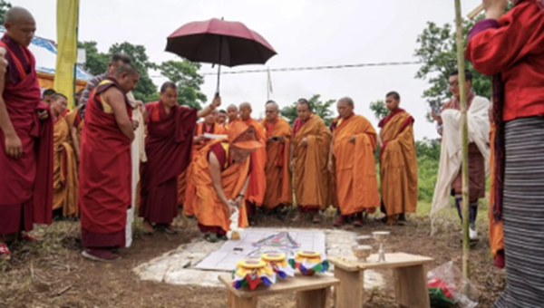 C&aacute;c vị lopon cấp cao của Zhung Dratshang, cơ quan tu viện trung ương của Bhutan, tiến h&agrave;nh nghi lễ salhang tendrel , hay lễ động thổ, cho 108 th&aacute;p chorten v&agrave;o ng&agrave;y 16 th&aacute;ng 6. (Nguồn: dailybhutan.com)