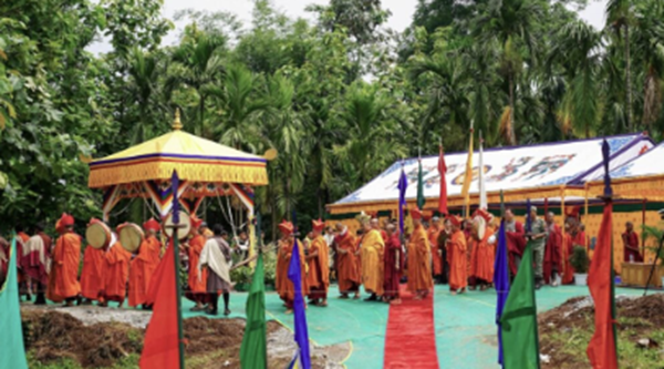 C&aacute;c vị lopon cấp cao của Zhung Dratshang, cơ quan tu viện trung ương của Bhutan, tiến h&agrave;nh nghi lễ salhang tendrel , hay lễ động thổ, cho 108 th&aacute;p chorten v&agrave;o ng&agrave;y 16 th&aacute;ng 6. (Nguồn: dailybhutan.com)