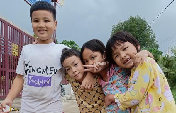 Những cháu bé dễ thương gần nhà thờ Cha Diệp