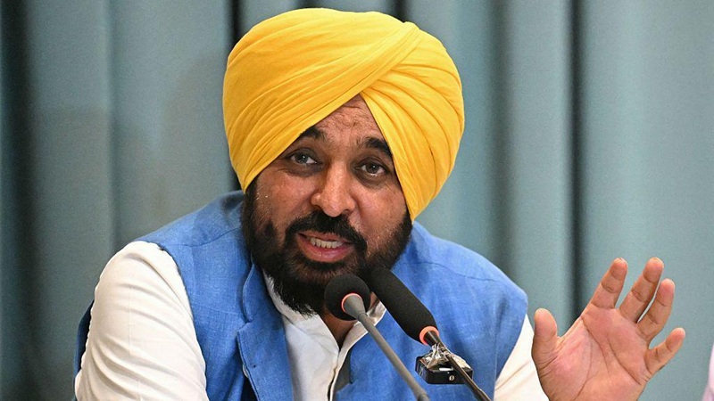 Thủ hiến Punjab, Bhagwant Mann, đ&atilde; bảo vệ đạo luật n&agrave;y, khẳng định kh&ocirc;ng c&oacute; chuyện r&uacute;t lại n&oacute;.