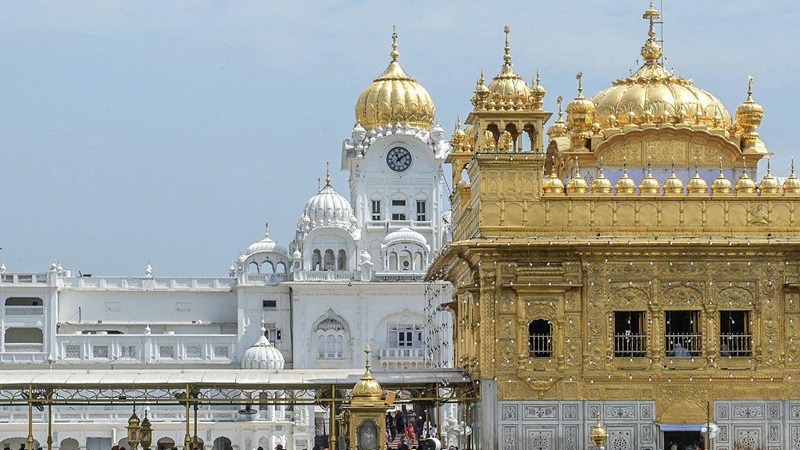 Akal Takht hoạt động từ một t&ograve;a nh&agrave; nằm ph&iacute;a trước con đường dẫn đến Đền V&agrave;ng ở Amritsar.