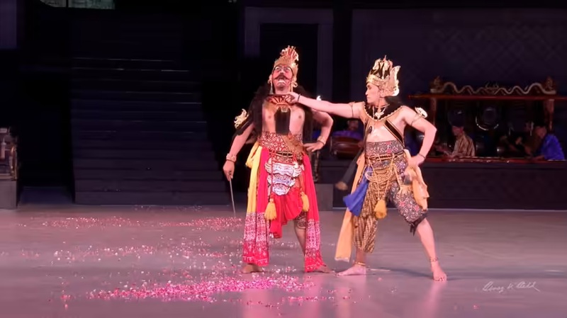 Cảnh Ravana bị đ&aacute;nh bại trong vở m&uacute;a Ramayana Ballet, đền Prambanan, Yogyakarta, Indonesia. (Ảnh: Benoy K. Behl)
