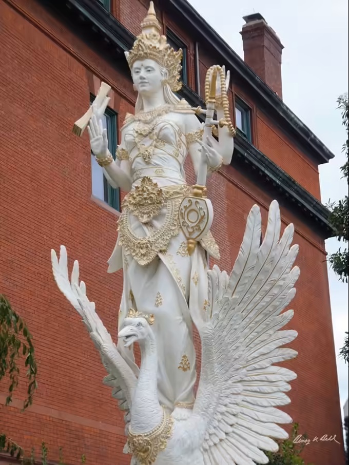 Tượng nữ thần Saraswati tại Đại sứ qu&aacute;n Indonesia ở Washington D.C. B&agrave; được t&ocirc;n k&iacute;nh l&agrave; nữ thần của tri thức v&agrave; nghệ thuật. (Ảnh: Benoy K. Behl)
