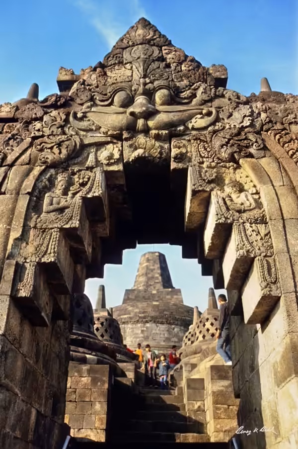 Cổng Kala gần đỉnh đại bảo th&aacute;p Borobudur (thế kỷ VIII-IX). Theo biểu tượng học Phật gi&aacute;o Java, bước qua cổng Kala l&agrave; vượt khỏi &ldquo;thời gian&rdquo;, tiến gần đến ch&acirc;n l&yacute; tối hậu - Arūpa (v&ocirc; sắc, vượt ngo&agrave;i mọi h&igrave;nh tướng). (Ảnh: Benoy K. Behl)