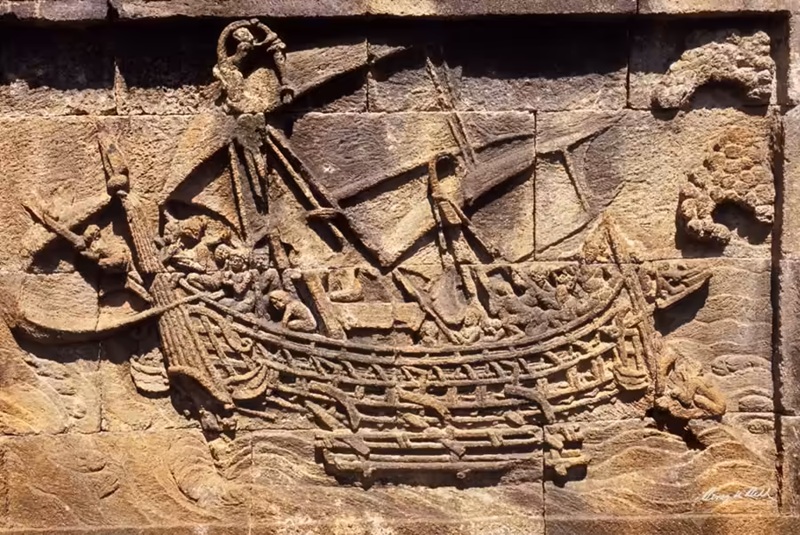 Ph&ugrave; đi&ecirc;u con t&agrave;u tại Borobudur (thế kỷ VIII-IX). Những con t&agrave;u đi biển c&oacute; kết cấu ho&agrave;n thiện như vậy từng đảm nhiệm tuyến giao thương rộng lớn giữa Ấn Độ v&agrave; Indonesia. (Ảnh: Benoy K. Behl)