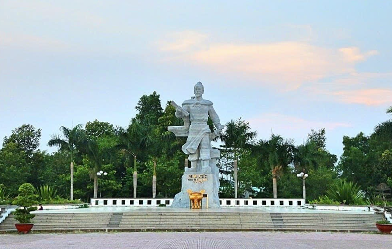  Tượng đ&agrave;i Khai trấn Thượng trụ quốc Đại tướng qu&acirc;n Vũ Nghị C&ocirc;ng Mạc Cửu tại cửa ng&otilde; v&agrave;o H&agrave; Ti&ecirc;n