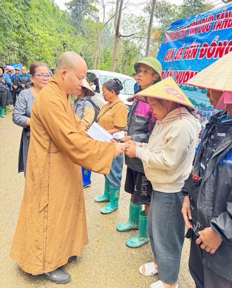Thầy Th&iacute;ch T&aacute;nh B&igrave;nh trong một chuyến đi cứu trợ lũ lụt ở c&aacute;c tỉnh miền Bắc năm 2025