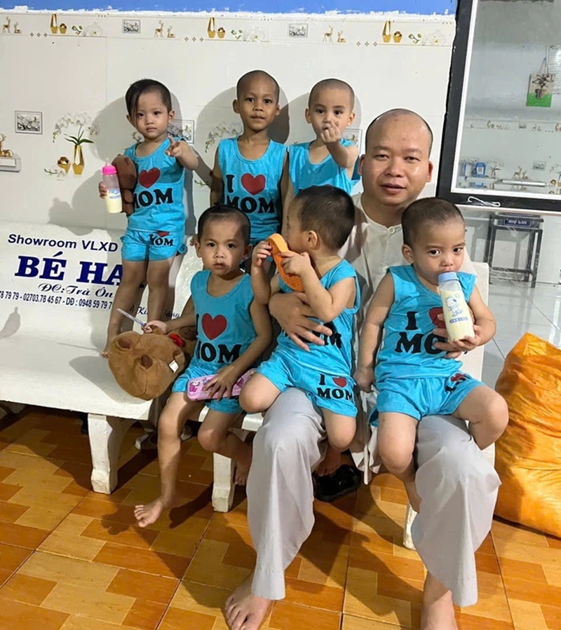 Từng đứa trẻ được thầy đưa đi l&agrave;m giấy khai sinh, được đặt t&ecirc;n v&agrave; chuẩn bị cho việc học h&agrave;nh sau n&agrave;y
