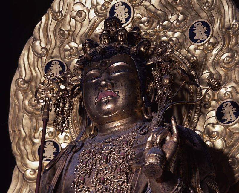 Tượng Qu&aacute;n Thế &Acirc;m Thập Nhất Diện tại ch&ugrave;a Hasedera (Kamakura) c&oacute; nhiều đặc điểm tương đồng với bản t&ocirc;n c&ugrave;ng t&ecirc;n tại ch&ugrave;a Hasedera, tỉnh Nara. (Ảnh: &copy; Harada Hiroshi)
