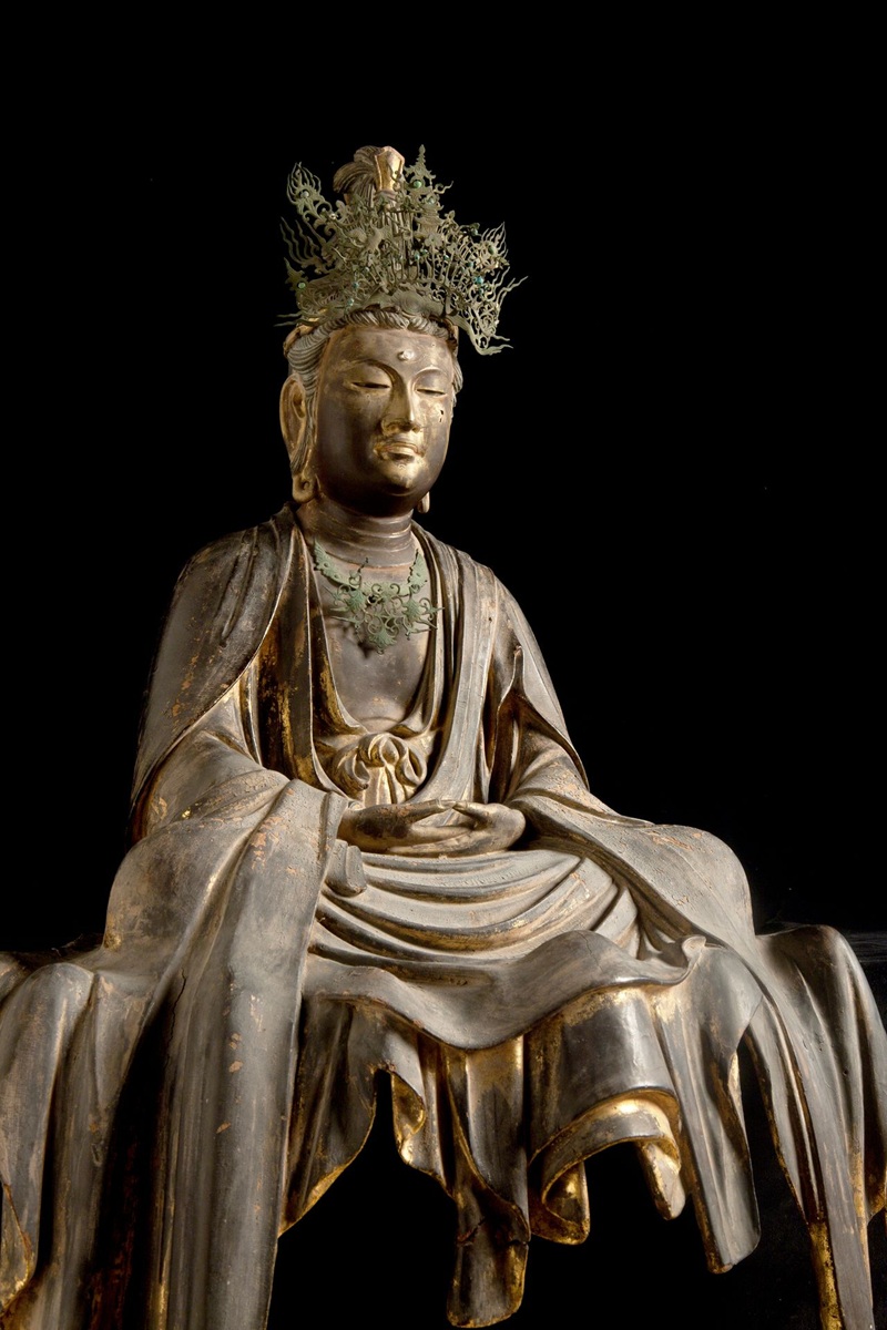 Tượng Đức Phật Th&iacute;ch Ca M&acirc;u Ni đội bảo quan. (Ảnh: &copy; Harada Hiroshi)