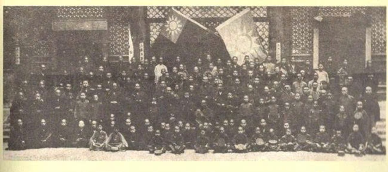 Th&aacute;ng 5 năm 1930, bốn ch&uacute;ng Phật tử tại ch&ugrave;a B&aacute;ch L&acirc;m, Bắc B&igrave;nh, ch&agrave;o đ&oacute;n Đại sư Th&aacute;i Hư.
