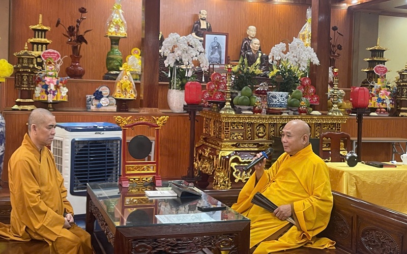 H&ograve;a thượng Gi&aacute;o thọ ban thời ph&aacute;p nhũ