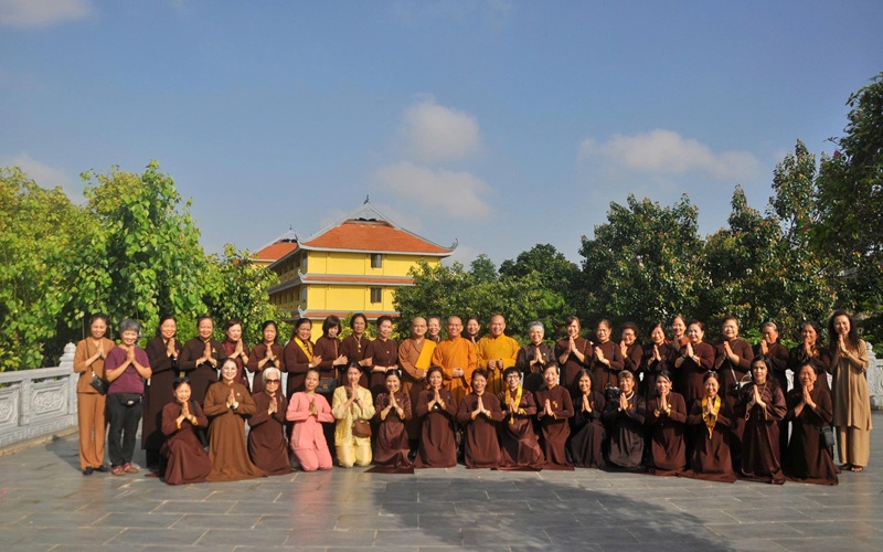 Chụp h&igrave;nh lưu niệm c&ugrave;ng qu&yacute; Thầy nơi trường hạ ch&ugrave;a Đại Th&agrave;nh