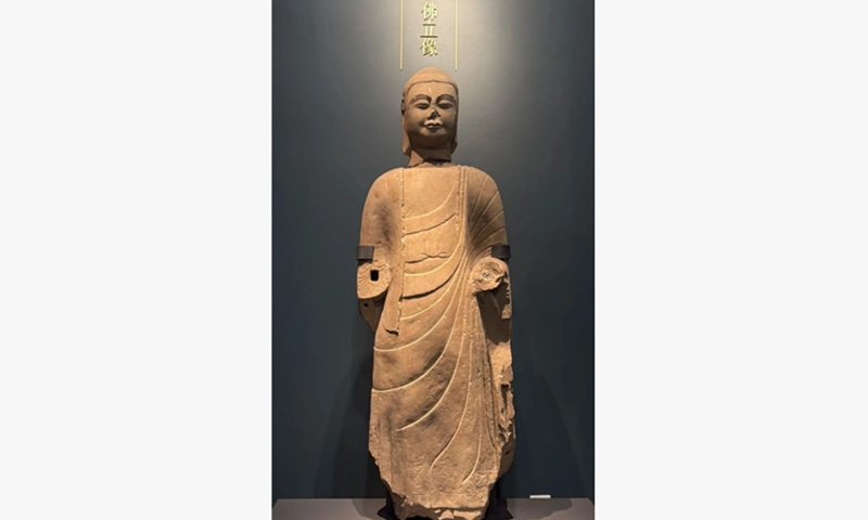 Phần đầu Phật v&agrave; tượng Phật đứng đ&atilde; được lắp r&aacute;p lại hiện đang được trưng b&agrave;y tại Bảo t&agrave;ng Fenyang. Ảnh: T&agrave;i khoản WeChat ch&iacute;nh thức của Bảo t&agrave;ng Fenyang.