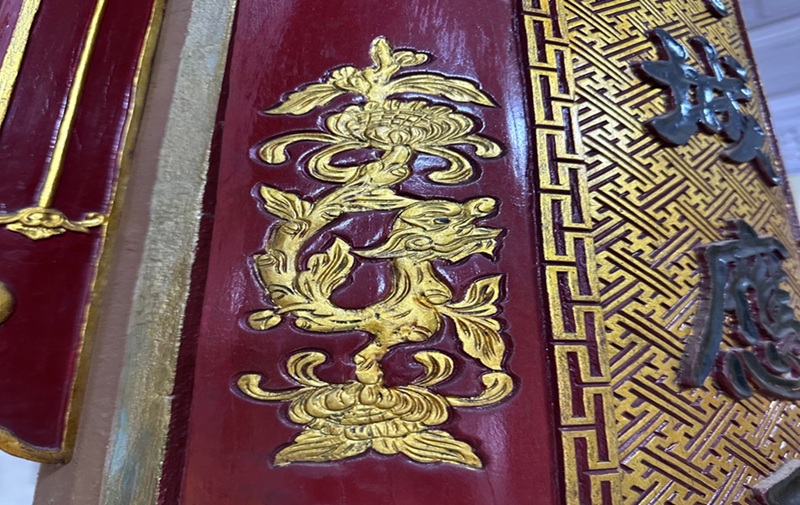 &ldquo;C&uacute;c ho&aacute; rồng&rdquo; tr&ecirc;n khung viền c&acirc;u đối tại Ni viện Diệu Đức (Tp. Huế)
Nguồn: Th&iacute;ch Đức Khải (2026)
