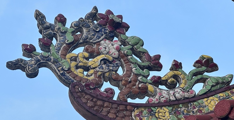 &ldquo;Sen ho&aacute; rồng&rdquo; tr&ecirc;n th&aacute;p chu&ocirc;ng ch&ugrave;a Hải Nhuận (Tp. Huế)
Nguồn: Th&iacute;ch Đức Khải ( 2026)
