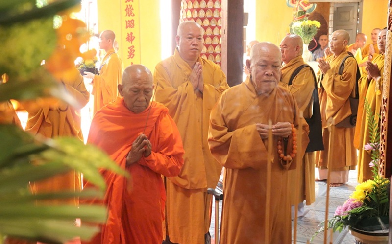 HT. Thạch Sok Xane, Trưởng ban Trị sự Gi&aacute;o hội Phật gi&aacute;o Việt Nam tỉnh Vĩnh Long  v&agrave; c&aacute;c Chư t&ocirc;n đức gi&aacute;o phẩm d&acirc;ng hương lễ Tam bảo 