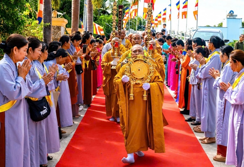 Quang l&acirc;m d&acirc;ng hương lễ Tam bảo