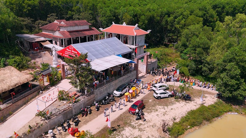 To&agrave;n cảnh đo&agrave;n phật tử tham gia nghi thức diễu h&agrave;nh d&acirc;ng lễ tại Ch&ugrave;a Phổ Lại, phường Phong Th&aacute;i, th&agrave;nh phố Huế.