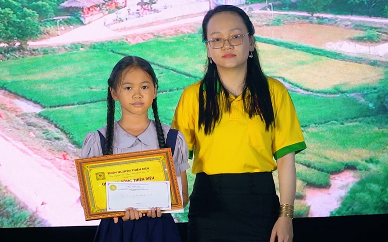 Em Lại Thanh Kh&aacute;nh Linh nhận suất học bổng đặc biệt trị gi&aacute; 1 triệu đồng do Ban Tổ chức Ph&aacute;p hội Quan &Acirc;m 2026 trao tặng nhằm động vi&ecirc;n tinh thần vượt kh&oacute;, hiếu học.