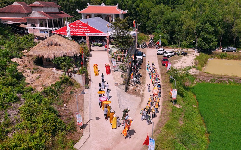 Nh&igrave;n từ tr&ecirc;n cao, đo&agrave;n diễu h&agrave;nh d&acirc;ng lễ nối d&agrave;i quanh khu&ocirc;n vi&ecirc;n Ch&ugrave;a Phổ Lại trong ng&agrave;y khai mạc Ph&aacute;p hội Quan &Acirc;m 2026.