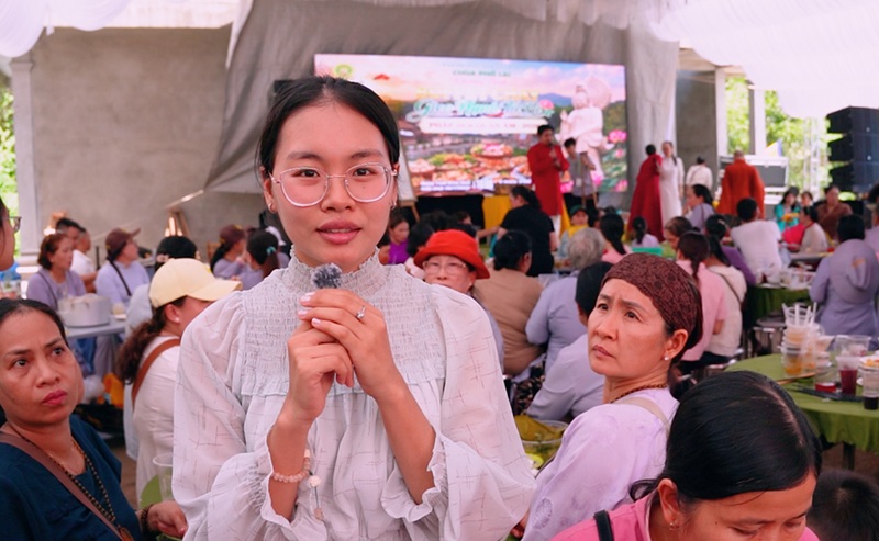 Em Nguyễn Thị Gia Mỹ, sinh vi&ecirc;n đến từ tỉnh L&acirc;m Đồng, chia sẻ cảm nhận sau khi tham dự Ph&aacute;p hội Quan &Acirc;m 2026 tại Ch&ugrave;a Phổ Lại.
