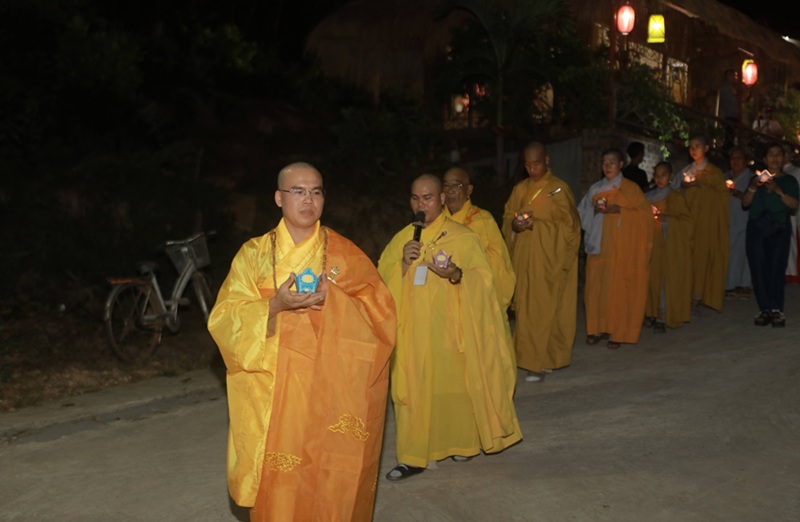 Đại đức Th&iacute;ch Trung Hiếu c&ugrave;ng chư tăng ni cử h&agrave;nh lễ hoa đăng cầu nguyện quốc th&aacute;i d&acirc;n an trong khu&ocirc;n khổ Ph&aacute;p hội Quan &Acirc;m 2026 tại Ch&ugrave;a Phổ Lại.
