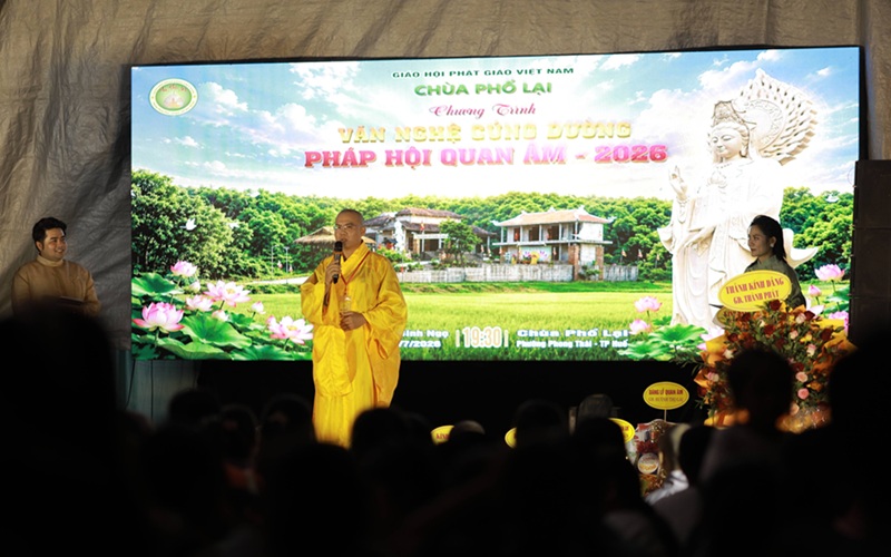 &nbsp;Đại đức Th&iacute;ch Trung Hiếu, Trụ tr&igrave; Ch&ugrave;a Phổ Lại, ph&aacute;t biểu khai mạc chương tr&igrave;nh văn nghệ c&uacute;ng dường Ph&aacute;p hội Quan &Acirc;m 2026.