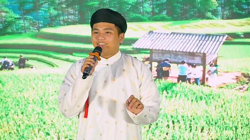 T&agrave;i tử Hồ C&ocirc;ng Bảo Minh biểu diễn ca kh&uacute;c 
