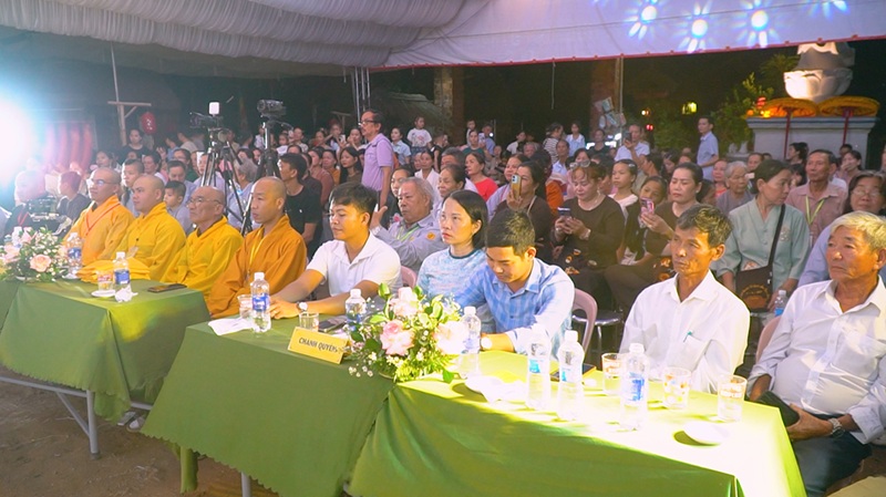 Chư tăng ni, qu&yacute; đại biểu, l&atilde;nh đạo phường Phong Th&aacute;i c&ugrave;ng đ&ocirc;ng đảo phật tử, nh&acirc;n d&acirc;n tham dự đ&ecirc;m văn nghệ c&uacute;ng dường tại Ph&aacute;p hội Quan &Acirc;m 2026.