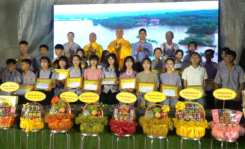 Ban Tổ chức trao 25 suất học bổng cho học sinh c&oacute; ho&agrave;n cảnh kh&oacute; khăn, vượt kh&oacute; học giỏi trong khu&ocirc;n khổ Ph&aacute;p hội Quan &Acirc;m 2026 tại ch&ugrave;a Phổ Lại.