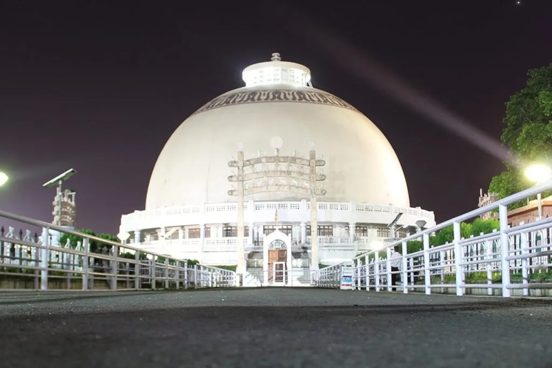 Deekshabhoomi tại Nagpur (Ấn Độ) l&agrave; th&aacute;nh địa h&agrave;nh hương của truyền thống Navayāna, phong tr&agrave;o Phật gi&aacute;o mới gắn với tư tưởng của B. R. Ambedkar. Đ&acirc;y l&agrave; nơi đ&aacute;nh dấu sự kiện Ambedkar c&ugrave;ng khoảng 400.000 người đi theo &ocirc;ng ch&iacute;nh thức quy y Phật gi&aacute;o.
Nguồn: Mahendra Dayare / Wikimedia Creative Commons.
