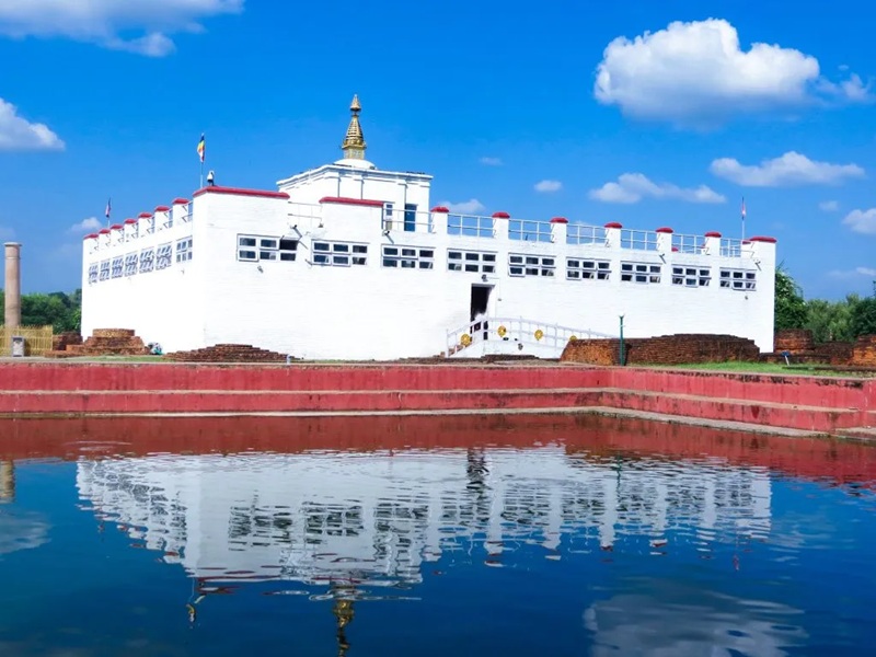 Lumbinī (L&acirc;m Tỳ Ni) - nơi đức Phật đản sinh, l&agrave; một trong những th&aacute;nh địa h&agrave;nh hương quan trọng nhất của thế giới. Đền Māyādevī hiện nay được x&acirc;y dựng tr&ecirc;n nền di t&iacute;ch của quần thể cổ, b&ecirc;n cạnh hồ nước nơi Ho&agrave;ng hậu Māyā được truyền thống cho l&agrave; đ&atilde; thực hiện nghi lễ tắm gội trước khi hạ sinh Th&aacute;i tử Tất-đạt-đa. Xung quanh khu vực tu viện tại Lumbinī, nhiều truyền thống Phật gi&aacute;o tr&ecirc;n khắp thế giới đ&atilde; x&acirc;y dựng ch&ugrave;a, tự viện v&agrave; bảo th&aacute;p của ri&ecirc;ng m&igrave;nh.
Nguồn: Rajeshdulal / Wikimedia Commons.
