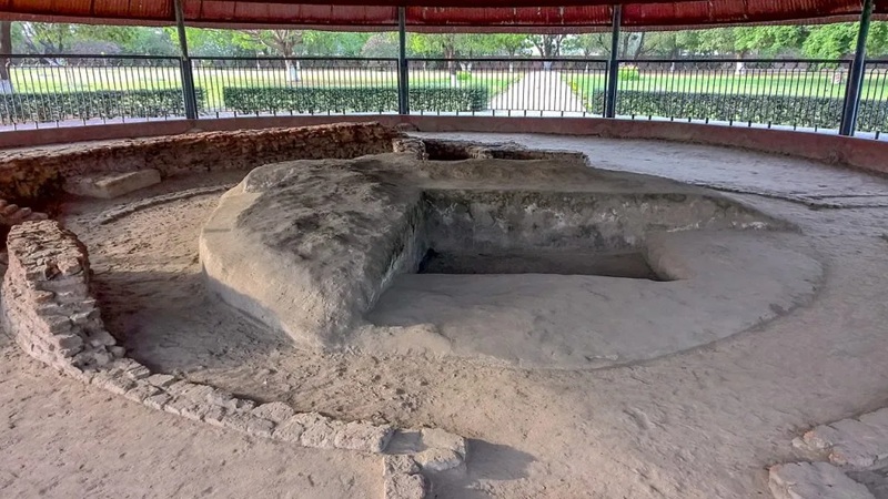 Bảo th&aacute;p X&aacute; lợi Vaiśālī (Vaishali Relic Stupa) được xem l&agrave; bảo th&aacute;p Phật gi&aacute;o cổ nhất hiện được khảo cổ học ghi nhận. C&ocirc;ng tr&igrave;nh do người Licchavi ở Vaiśālī x&acirc;y dựng, một trong t&aacute;m cộng đồng đ&atilde; tiếp nhận x&aacute; lợi của Đức Phật sau lễ tr&agrave;-tỳ. Bảo th&aacute;p được x&aacute;c định ni&ecirc;n đại v&agrave;o khoảng thế kỷ V trước T&acirc;y lịch.
 Nguồn: Wikimedia Commons.
