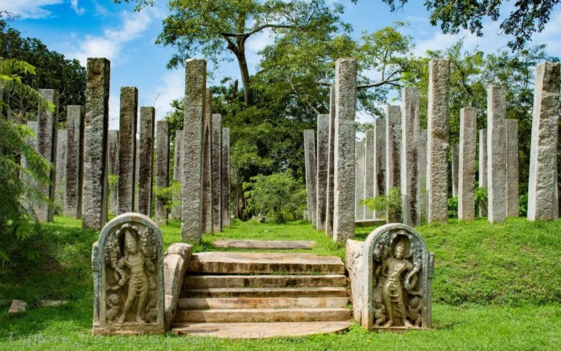 Thuparamaya được xem l&agrave; quần thể ch&ugrave;a cổ nhất tại Sri Lanka, c&oacute; ni&ecirc;n đại từ thời Phật gi&aacute;o được truyền đến h&ograve;n đảo n&agrave;y v&agrave;o khoảng thế kỷ III trước T&acirc;y lịch.
 Nguồn: Explore Sri Lanka / Flickr Creative Commons.
