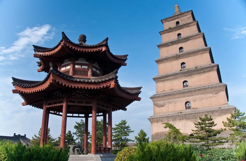 Đại Nhạn Th&aacute;p (Dayan Ta) tại Trường An, một trong những kinh đ&ocirc; cổ của nhiều triều đại Trung Hoa, được x&acirc;y dựng v&agrave;o thế kỷ VII để lưu giữ kinh điển v&agrave; tượng Phật do ng&agrave;i Huyền Trang mang về sau chuyến thỉnh kinh từ Ấn Độ. Ban đầu, th&aacute;p gồm năm tầng bằng gạch v&agrave; đất nện; trải qua nhiều thế kỷ, c&ocirc;ng tr&igrave;nh đ&atilde; nhiều lần được tr&ugrave;ng tu v&agrave; mở rộng.
Nguồn: Mark Fischer / Flickr Creative Commons.
