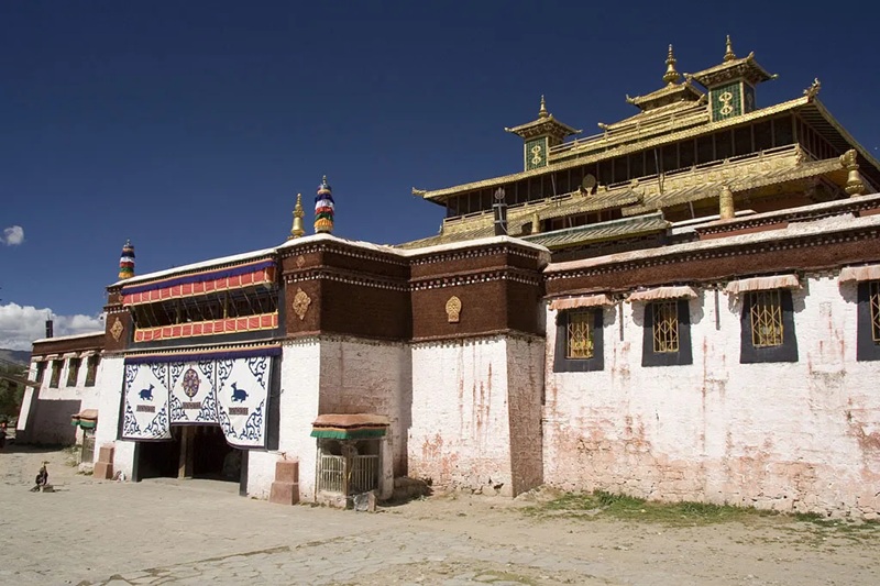 Samye Migyur Lhundrub Tsula Khang, thường được gọi l&agrave; tu viện Samye, được x&acirc;y dựng v&agrave;o thế kỷ VIII v&agrave; l&agrave; tu viện Phật gi&aacute;o đầu ti&ecirc;n của T&acirc;y Tạng. Theo truyền thống, khu đất x&acirc;y dựng tu viện đ&atilde; được Li&ecirc;n Hoa Sinh (Padmasambhava) - vị đại th&agrave;nh tựu giả Kim Cương thừa đến từ Ấn Độ - cử h&agrave;nh nghi thức gia tr&igrave; trước khi khởi c&ocirc;ng.
Nguồn: Luca Galuzzi / Wikimedia Creative Commons.
