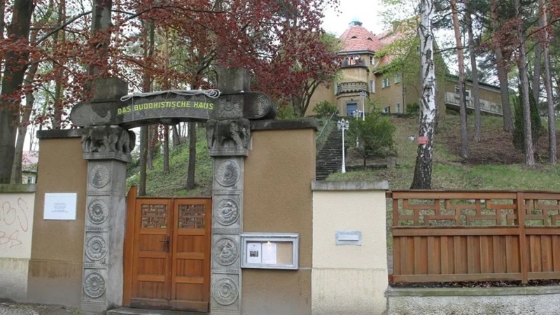 Das Buddhistische Haus tại Berlin (Đức) l&agrave; quần thể tu viện Theravāda l&acirc;u đời v&agrave; quy m&ocirc; lớn nhất ch&acirc;u &Acirc;u. C&ocirc;ng tr&igrave;nh được b&aacute;c sĩ người Đức Paul Dahlke s&aacute;ng lập năm 1924 v&agrave; nhanh ch&oacute;ng trở th&agrave;nh một trong những trung t&acirc;m Phật gi&aacute;o quan trọng của ch&acirc;u &Acirc;u.
Nguồn: Berliner Morgenpost.