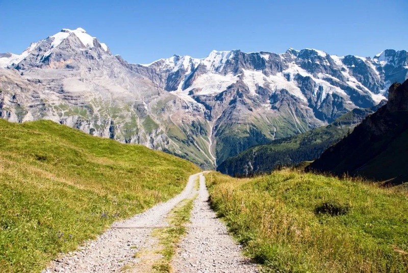 Con đường nhỏ ph&iacute;a tr&ecirc;n thị trấn Gimmelwald, Thụy Sĩ. (Ảnh: Richard Cassan / Creative Commons).
