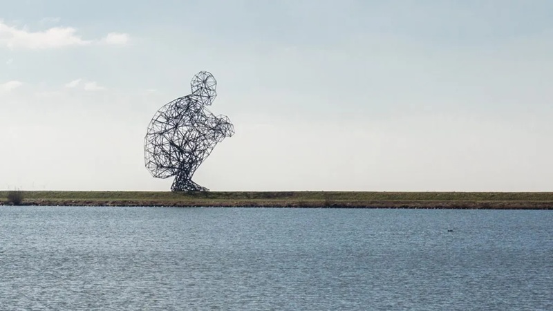 The Squatting Man của nghệ sĩ Antony Gormley, đ&ecirc; Markerstrekdam, Lelystad, H&agrave; Lan. (Nguồn: Wikimedia Commons).

