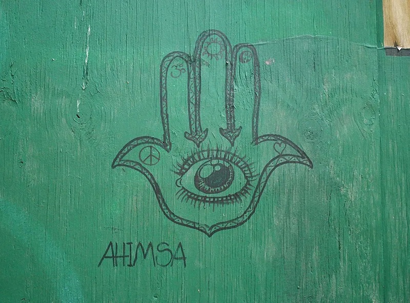 Tranh tường với chữ &ldquo;Ahimsa&rdquo; (bất bạo động) tại Boscombe, Dorset, Vương quốc Anh. (Ảnh: Ethan Doyle White / Wikimedia Commons).