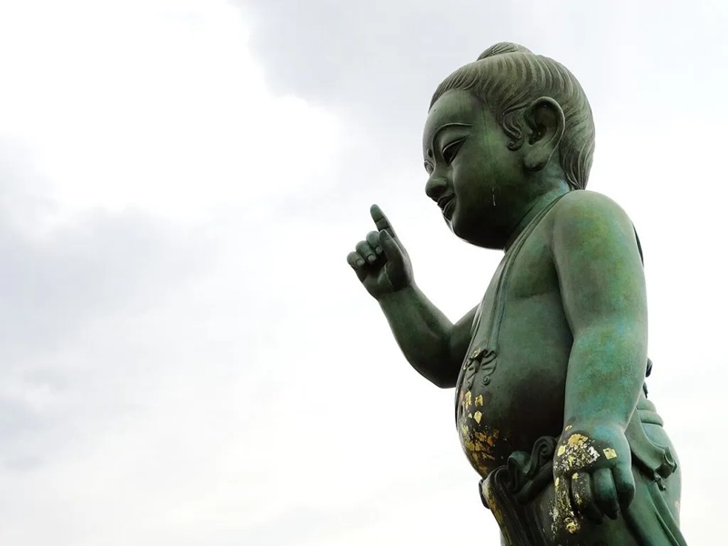 Tượng Th&aacute;i tử Tất-đạt-đa tại Khu Ph&aacute;t triển Lumbini, Nepal. (Ảnh: Adam Jones / Wikimedia Commons).
